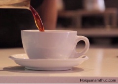 Cho phần nước trà đã lọc ở bình trà thứ 2 vào ly. Cho sữa tươi vào với tỷ lệ 2 trà, 1 sữa.