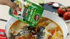 Tiếp theo gắp đầu cá hồi đã ướp vào nồi, nêm thêm 1 gói Canh chua - Xốt gia vị hoàn chỉnh Barona để hoàn tất phần gia vị cho món canh. Có gói gia vị này bạn sẽ không cần phải nêm thêm lỉnh kỉnh các gia vị khác mà vẫn giữ được hương vị đặc trưng của canh chua. Đun thêm 10 phút, cho canh sôi trở lại thì thêm 50gr bắp chuối, 10gr ngò om, 10gr ngò gai, 10gr ớt sừng, khuấy đều canh rồi tắt bếp.