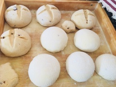 Chi khối bột bánh bao đường nâu thành những phần nhỏ, kích thước tùy thích, có thể vê tròn dẹp rồi trang trí mỗi chiếc bánh tùy thích. Bọc màng thực phẩm rồi ủ tiếp 30 phút cho bột bánh bao nở.