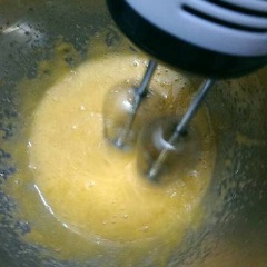 Cho lòng đỏ trứng gà, đường trắng vào tô. Dùng máy đánh trứng, đánh đều cho hỗn hợp mềm, mịn, đường tan hết. Lưu ý là đánh tốc độ từ từ rồi mới tăng tốc lên cao.