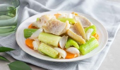 Cá mú xào cần tây với thịt cá mú trắng dai, ngọt thanh và thơm ngon. Đây là một món ăn lạ miệng, giàu dinh dưỡng, có thể bỏ túi ngay các hướng dẫn sau để thay đổi vị cho bữa cơm cả nhà nhé!