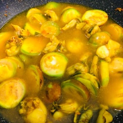 Thêm nước vào om cho cà chín.
