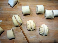 Tiếp theo, cắt bột thành những miếng nhỏ, vừa ăn. Đặt 1 chiếc đũa vào giữa từng miếng bột, ép xuống để tạo hình cho bánh.