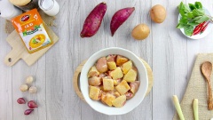Chuẩn bị nguyên liệu cà ri gà: Chặt đùi gà thành miếng nhỏ vừa ăn, rửa sạch, để ráo nước. Bỏ phần ngọn sả xanh, phần thân trắng đem cắt khúc ngắn, đập dập. Lột bỏ vỏ hành tím và tỏi, băm nhuyễn.