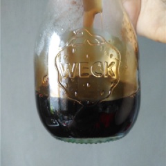 Trong nồi sạch, cho 100g đường nâu và 350ml nước lọc vào đun sôi. Đun sôi 1 nồi nước bên cạnh nồi đường, đem luộc hạt trân châu cho chín trong thì vớt ra. Cho trân châu vào nồi đường nâu. Đun tiếp cho nồi đường trân châu được dày, đặc sánh. Sau đó cho chúng vào các hũ hoặc lý thủy tinh.