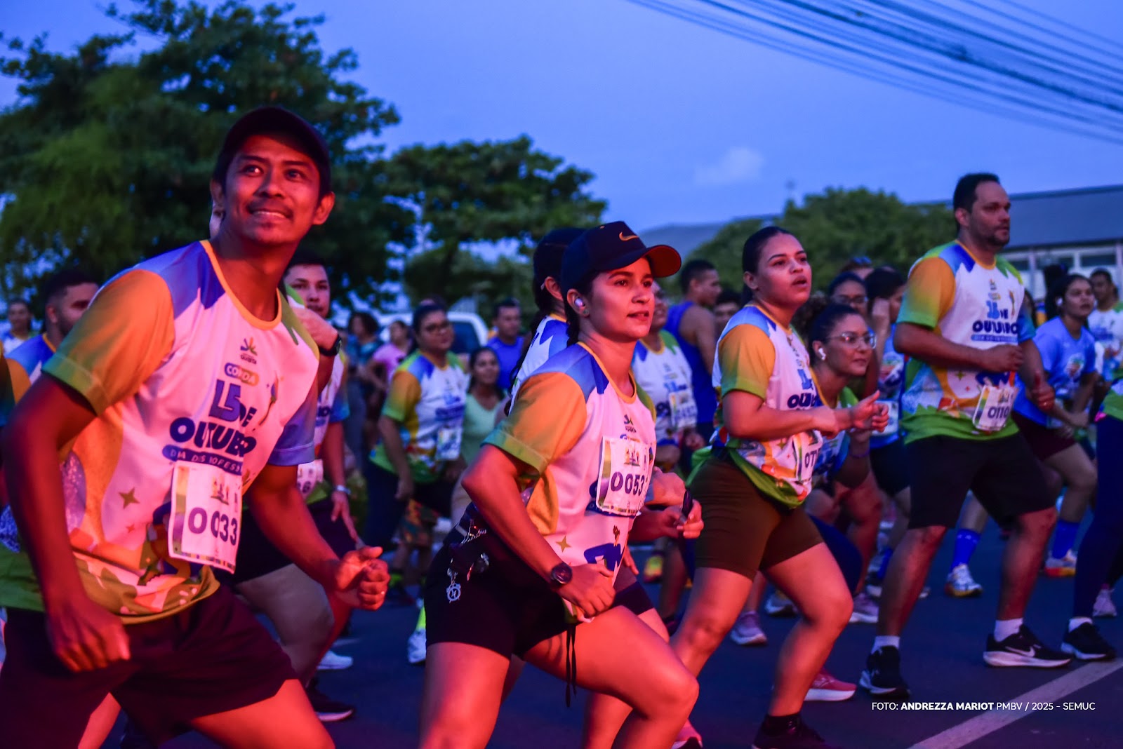 Corredores se preparam para a largada da Corrida dos Profissionais da Educação na Praça Linear Chico do Carneiro