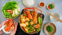 Cho thêm rau mùi cắt nhuyễn vào là bắt đầu dùng được rồi. Rau và tôm ăn tới đâu các bạn bỏ vào tới đó nhen, cà chua cũng y như rau luôn. Với lẩu này các bạn dùng với Bún sợi nhỏ là hợp nhất nhé!