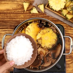 Thêm vào 1 muỗng cà phê hạt ngò, 5gr quế cây, 2 tai hoa hồi, 50gr củ cải muối cắt khúc, 50gr nấm hương ngâm nở, 120gr muối hột, thơm nướng lát, rồi ninh trong vòng 30 phút.