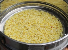 Ngâm đậu xanh trước khoảng 3-4 tiếng, nếu không có thời gian thì ngâm đậu trong nước nóng trong vòng 1 tiếng. Cho vào xửng hấp với một chút muối cho tơi.