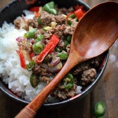 Đun nóng 30 dầu ăn, thêm thịt bò vào xào cho đến khi chúng không còn màu đỏ, đảo liên tục để thịt không bị dính vào nhau. Cho ra khỏi chảo. Dùng với cơm nóng rất ngon.