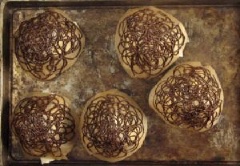 Nặn chocolate thành hình tròn xoáy lên mặt trên của khuôn hình chóp cụt có đáy đã làm ở step 2, cho vào tủ lạnh để lớp chocolate đông cứng lại.