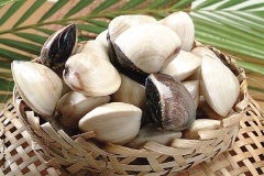Nghêu ngâm nước khoảng 2 tiếng cho nhả bớt chất bẩn rồi rửa sạch.
