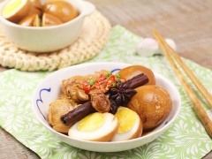 Sau đó, cho đậu hũ kho trứng ra đĩa, bổ đôi trứng ra, dùng với cơm nóng. Đậu hũ trắng kho trứng là món ăn đơn giản nhưng có được sự phối hợp giữa các nguyên liệu và gia vị tạo hương thơm ngát trên thì sẽ lập tực hô biến thành món ăn hấp dẫn và đặc sắc.