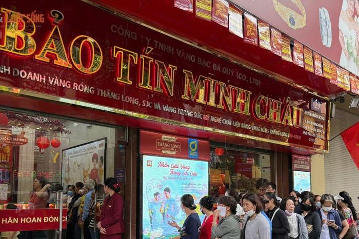 Bảo Tín Minh Châu mở cửa trở lại, khách xếp hàng chờ mua - Báo Tri thức &amp; Cuộc sống