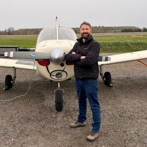 Jefferson Lafferriere, instructeur de vol chez INRAT Exam Prep, devant un avion sur la piste