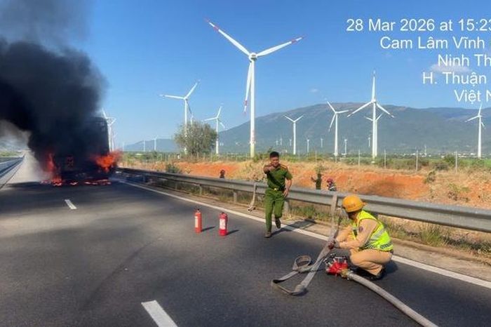Xe tải cháy dữ dội trên cao tốc Cam Lâm – Vĩnh Hảo, kẹt xe hơn 1 km - Báo Người Lao Động