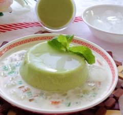 Sau 5 tiếng, chè bơ đông lại thì đổ ra đĩa. Rưới phần nước cốt đã pha vào, ăn ngay khi còn lạnh rất ngon.