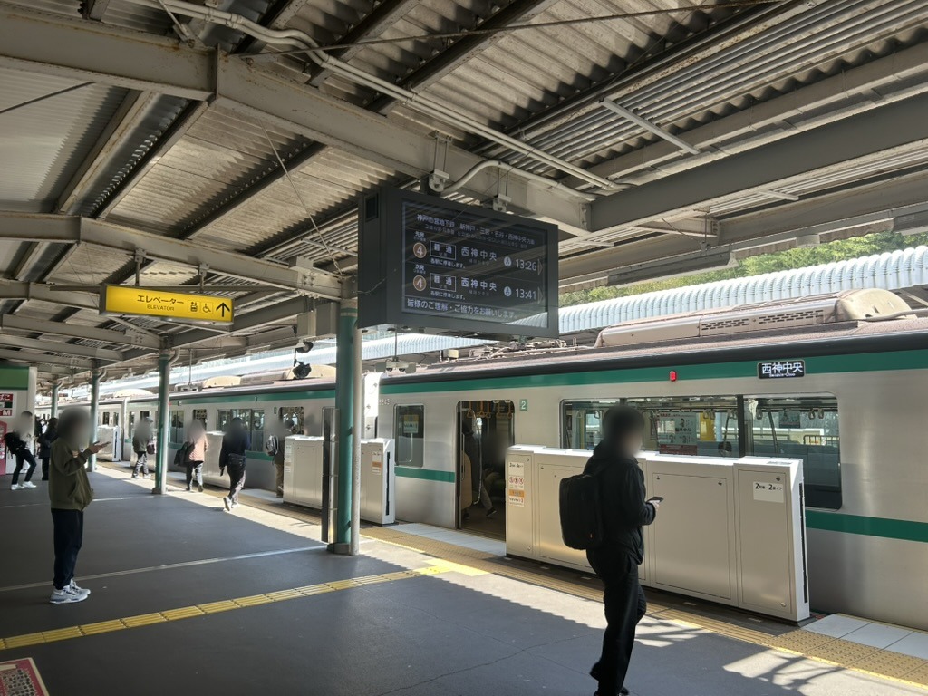 谷上駅の地下鉄（北神線）のホームに停まる西神中央行きの電車
