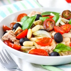 Salad rau củ cá ngừ là món ăn đơn giản, dễ làm nhưng không kém phần ngon miệng. Đây có thể được xem là một món ăn giúp giảm cân với rau xanh giòn ngon, cà chua chua thanh nhẹ.