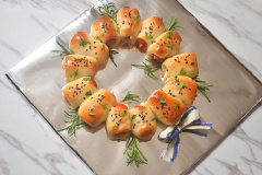 Sau khi nướng chín để nguội vài phút rồi đặt lên đế và trang trí. Món bánh pizza vòng đặc trưng cho ngày lễ giáng sinh thật đẹp đúng không nào?