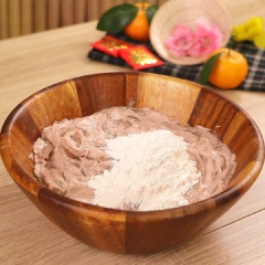 Cho vào tô 300gr giò sống, 150gr da heo, 20gr thì là, 1 muỗng canh nước mắm, 1/2 muỗng canh đường, 1 muỗng cà phê tiêu. Trộn đều hỗn hợp sau đó cho vào 50gr bột mì, dùng muỗng quết đều lần nữa cho hỗn hợp được dai hơn.