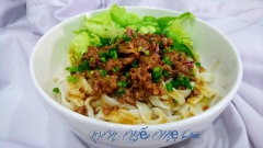 Thịt bò rửa sạch băm nhuyễn, ướp 2 củ hành tím băm, xíu muối, nước mắm, bột ngọt, tiêu. Bắt chảo phi thơm vài củ hành tím hoặc 1/2 củ hành tây, cho thịt bò lên xào săn, cho thêm 2 muỗng canh dầu hào, 1 muỗng canh sốt nêm knorr (nếu không có sốt nêm thì nêm hạt nêm hoặc muối, bột ngọt) 1 muỗng cà phê đường, 1/2 chén nước lên nấu cho hổn hợp sốt bò băm sôi rồi nêm nếm cho vừa ăn. Giá, xà lách rửa sạch cho vào tô, cho mì tươi vô rồi chan sốt bò băm lên, thêm hành ngò, ớt sa tế nữa là ăn được rồi.