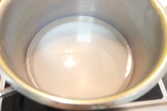 Làm soro đường: Cho 300gr đường và 300ml nước vào nồi, khuấy cho đường tan hết. Đặt lên bếp đun sôi thì giảm lửa nhỏ, đun khoảng 20 phút là bạn đã có phần siro đường rồi. Sau đó để siro nguội hoàn toàn.