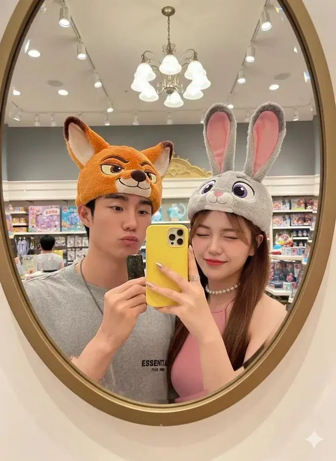 Selfie en espejo 8K de gran realismo y detalle con iPhone 15 Pro Max, estética de fandom de Zootrópolis.