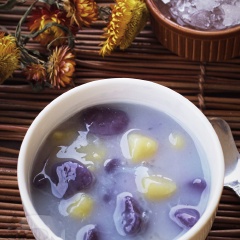 Đợi chè khoai dẻo nguội là có thể dùng được ngay với đá bào mịn. Nếu thích có thể cho thêm chút dừa bào sợi.