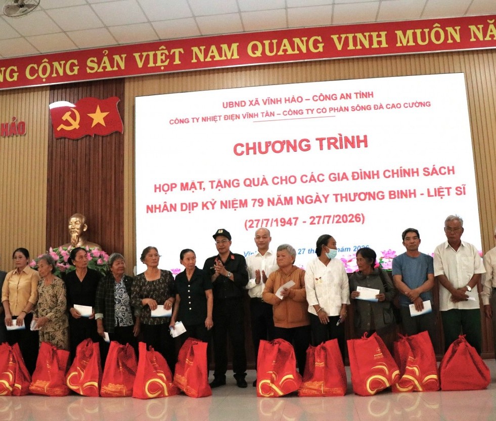 Nhiệt điện Vĩnh Tân trao tặng 100 phần quà cho gia đình chính sách tại Lâm Đồng