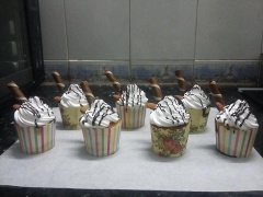 Bánh chín để nguội trang trí kem topping, bánh quế, bánh Oreo, chocolate tan chảy. Nếu có thể, bạn mua thêm cốm đủ màu về rắc lên cho xinh nhé. Phần trang trí này là tùy thuộc vào độ khéo léo của bạn. Chúc các bạn thành công.