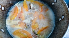 Thêm nước dùng vào nồi cà chua (bạn có thể dùng 300gr xương heo để nấu nước dùng nhé). Nước sôi bạn thả cần tây vào, tiếp tục đun với lửa lớn, cho nước sôi bùng lại là được.