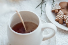 Chế sữa nóng vào ly trà, cho bọt sữa lên trên, rắc thêm tí bột quế vậy là bạn đã có ngay một ly Chai Latte đầy quyến rũ rồi. Ngoài việc nấu sữa với các loại thảo mộc thì bạn có thể đổi thành nấu trà với thảo mộc và cho sữa vào sau cũng được nè. Tùy ý thay đổi loại sữa mà mình thích để tạo nên hương vị riêng của mỗi người.
