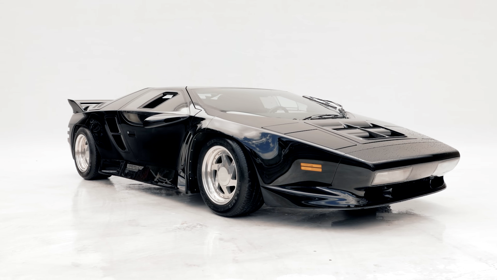 Vector W8 Twin Turbo Supercar - Studio Car Photography 4K Wallpaper (3840x2160)