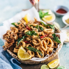 Cho mực ra dĩa ăn kèm với sốt Mayonaise rất ngon nhé! Bạn cũng có thể vắt thêm tí chanh cho tăng hương vị.