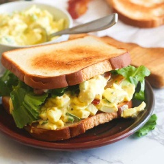 Salad trứng mayonnaise tuyệt vời nhất là khi được kết hợp cùng bánh mì sandwich. Món này làm nhanh lại dễ ăn, bạn thường xuyên thực hiện cho gia đình mình thưởng thức nhé.