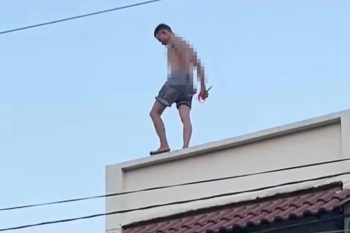Thanh niên nghi ngáo đá leo lên mái nhà đập phá - Báo Sài Gòn Giải Phóng