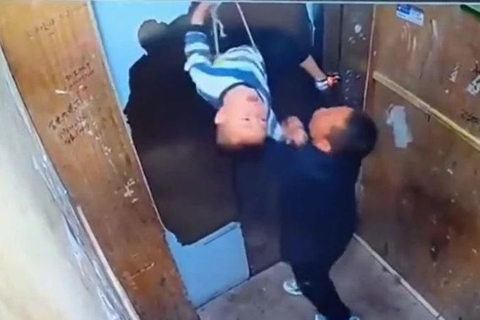 Ông lão phản ứng thần tốc cứu cháu trai khỏi bị kéo lơ lửng trong thang máy - Tạp chí Doanh Nghiệp Việt Nam