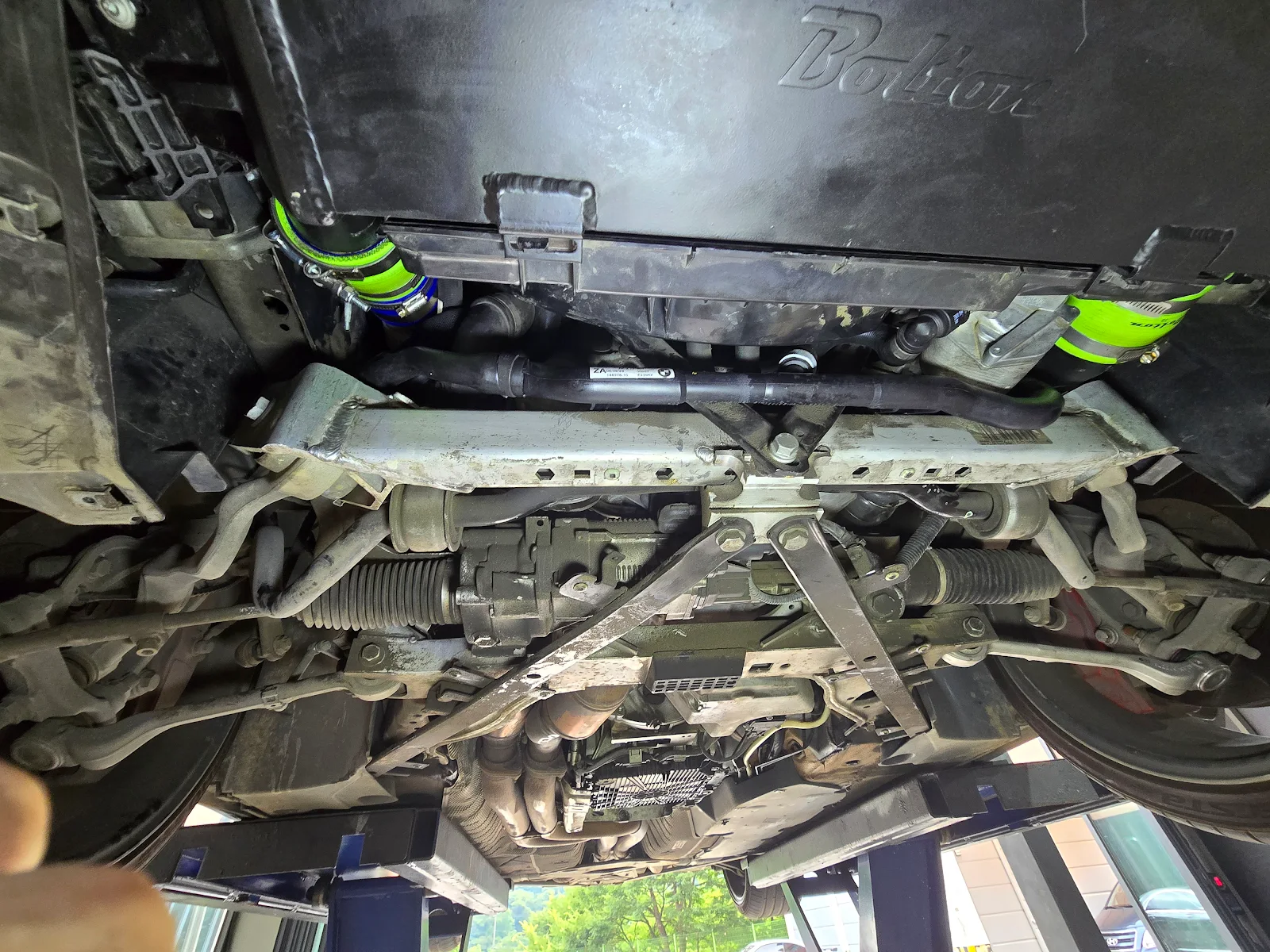 BMW Z4 E89 35i 미션 열교환기 냉각수 누수 — 열교환기 O링 부위에서 냉각수가 조금씩 새는 상태