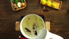 Bắc nồi lên bếp, cho vào 2 muỗng canh dầu ăn, đợi dầu nóng cho 3 hoa hồi, 1 thanh quế, 1 thảo quả cùng 15gr hành tím, 10gr gừng và 10gr sả cây vào chiên sơ cho thơm. Khi các loại thảo mộc dậy mùi thơm thì cho vào 1,5 lít nước lọc. Nấu sôi rồi cho lòng bò đã ướp vào nấu. Để nước dùng được ngọt, thêm vào nồi 20gr hành tây, 30gr củ cải trắng. Nêm gia vị với 1 muỗng canh hạt nêm,1 muỗng canh đường, 1 muỗng canh muối. Hầm lửa vừa trong 3 tiếng đến khi bò mềm.