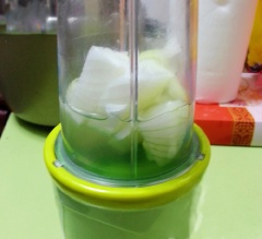 Sườn rửa sạch để ráo nước sau đó ướp sườn với muối, tiêu, tỏi băm nhỏ, đường, ướp tầm 1 tiếng cho thấm gia vị. Hành tây và 1 chút nước cho vào máy xay, xay nhuyễn.