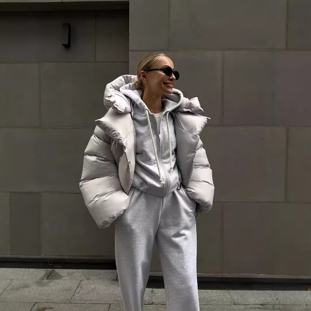 Short women's puffy jacket in streetwear style with hood