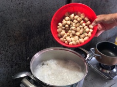 Cho cá bạc má chay và nấm vào, nêm hạt nêm, muối và bột ngọt cho vừa ăn.
