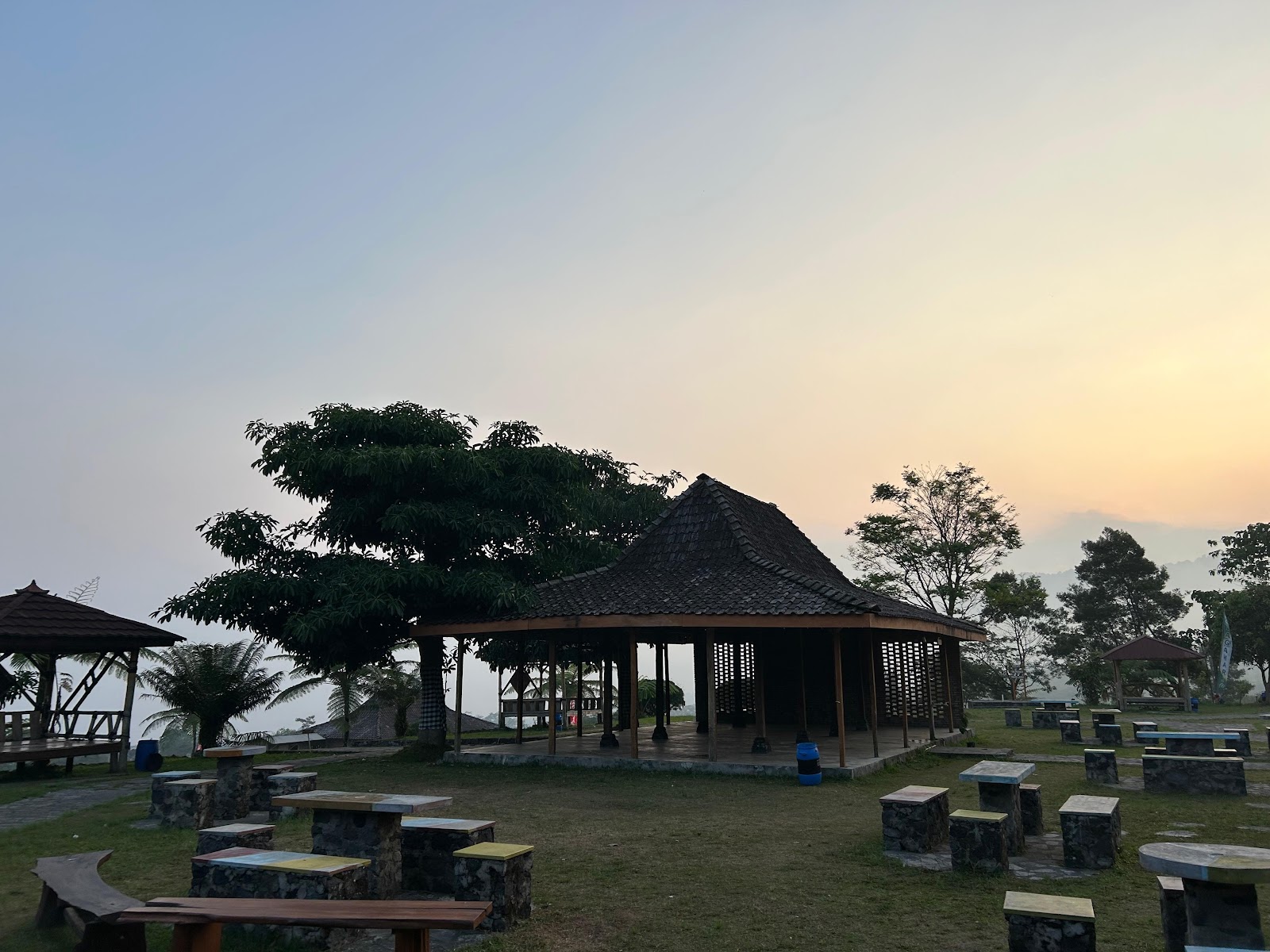 Gazebo dan tempat bersantai