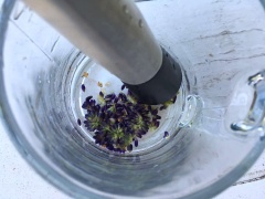 Rửa sạch hoa lavender tươi, để ráo. Cho 2 muỗng cà phê hoa lavender tươi vào ly, dùng chày giã cho hoa ra nước và chất. Chế 3 muỗng canh nước cốt chanh, 1 muỗng canh mật ong vào, khuấy đều lên.