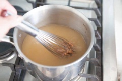 Rong biển ngâm nở. Đậu hũ thái nhỏ. Đun sôi lại nước dùng Dashi. Bạn múc tương Miso vào đun tiếp, vừa đun vừa khuấy đều, khi thấy tương Miso tan hoàn toàn và hòa quyện với nước dùng thì thả rong biển và đậu hũ vào. Ngoài ra, có một cách khác là bạn cho rong biển, đậu hũ vào bát, múc canh Miso nóng chan vào bát.