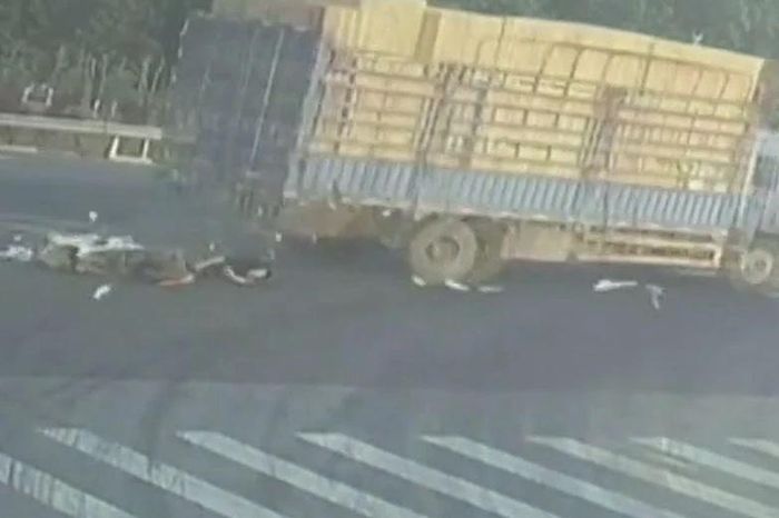Vượt đèn vàng rồi trượt ngã giữa ngã tư, thanh niên thoát chết trong gang tấc trước bánh xe tải - Tạp chí Doanh Nghiệp Việt Nam