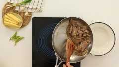 Bắc chảo Tchef Fry Pan, quẹt một lớp dầu mỏng rồi phi thơm 5gr tỏi băm. Sau đó cho thịt bò vào xào sơ rồi trút ra đĩa.