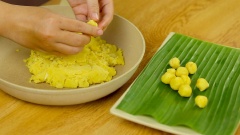 Phi vàng thơm 50gr hành boa rô băm nhuyễn (phần đầu trắng) với 2 muỗng canh dầu ăn. Thêm đậu xanh xay mịn vào, nêm 1 muỗng canh hạt nêm chay, xào đậu xanh đến khi đậu khô ráo, không còn dính vào chảo nữa là được. Nhắc chảo, để đậu hơi nguội rồi vo thành những viên nhân nhỏ.