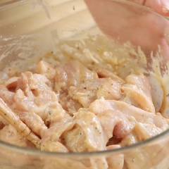 Cho vào tô 600gr thịt heo ba rọi cắt lát mỏng dài cùng 1/2 muỗng canh đường nâu, 2 muỗng canh nước mắm, 1 muỗng cà phê tiêu xay, 3 muỗng canh bột chiên giòn và 2 muỗng canh nước lọc. Trộn cho gia vị thấm đều thịt, ướp trong 15 phút.